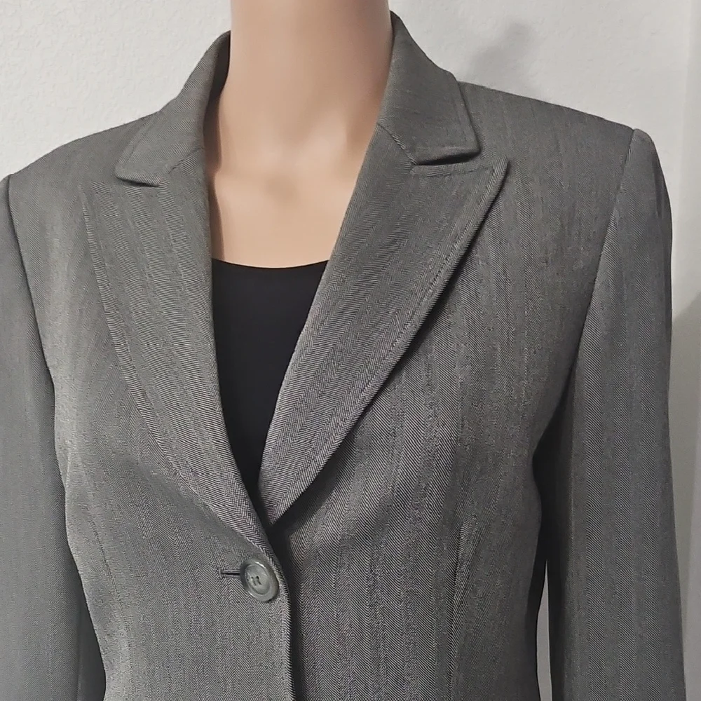 Tahari Elegant Women's Gray Blazer